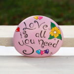 galet peint message-positive attitude-rose-love is all you need