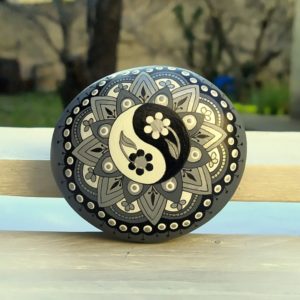 galet peint à la main-yin yang