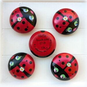 galet peint coccinelle-poudre céramique