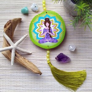 suspension zen-peinture sur bois-femme en méditation