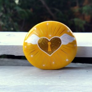 galet peint coeur ailé jaune-2