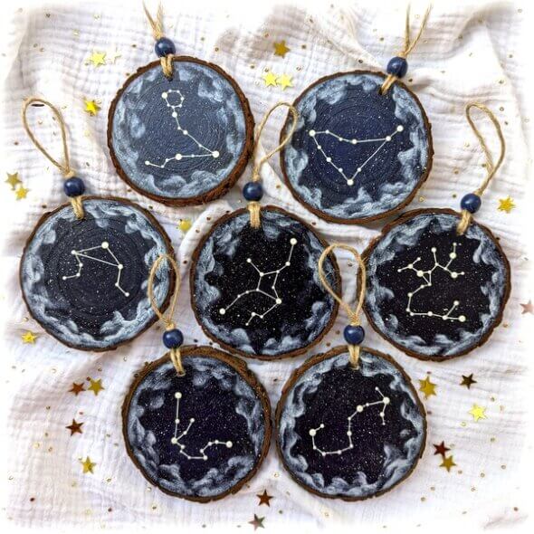 constellations du zodiaque peintes sur bois