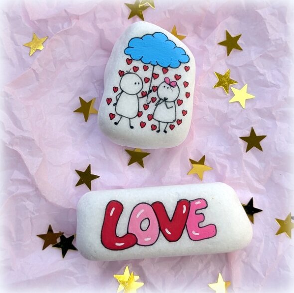 galets peints messages d'amour-amoureux sous parapluie