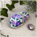 galet peint fleuri mauve