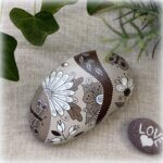 galet peint fleuri taupe