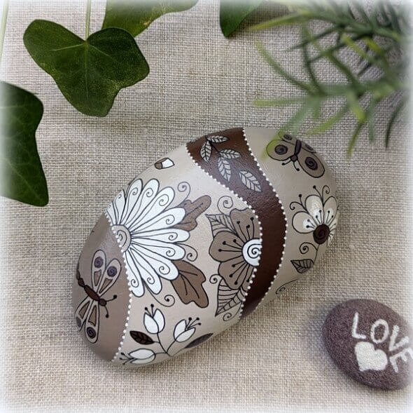 galet peint fleuri taupe