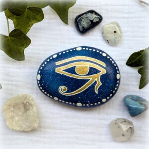galet peint oeil d'horus fond cosmos