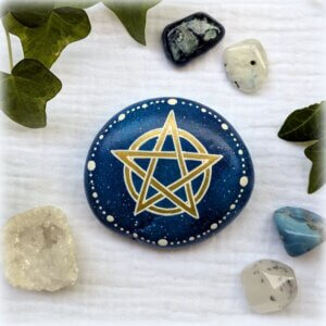 galet peint pentacle fond cosmos