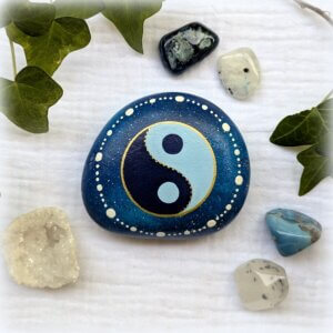 galet peint yin yang fond cosmos