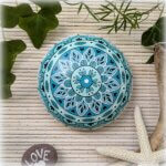 galet peint mandala bleu-poudre de céramique-8x8