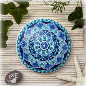 galet peint mandala bleu-poudre de éramique
