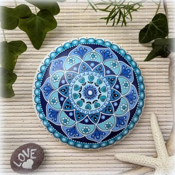 galet peint mandala bleu-poudre de éramique