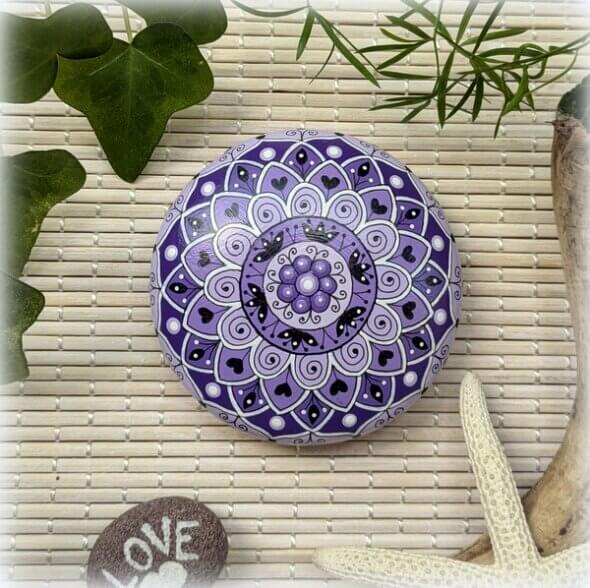 galet peint mandala mauve-poudre de céramique-7x7