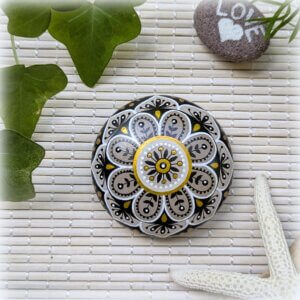 galet peint mandala taupe-poudre de éramique-5x5