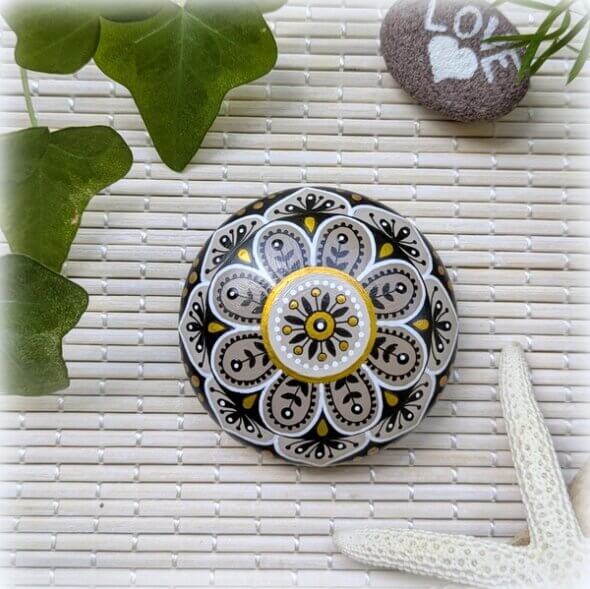 galet peint mandala taupe-poudre de éramique-5x5