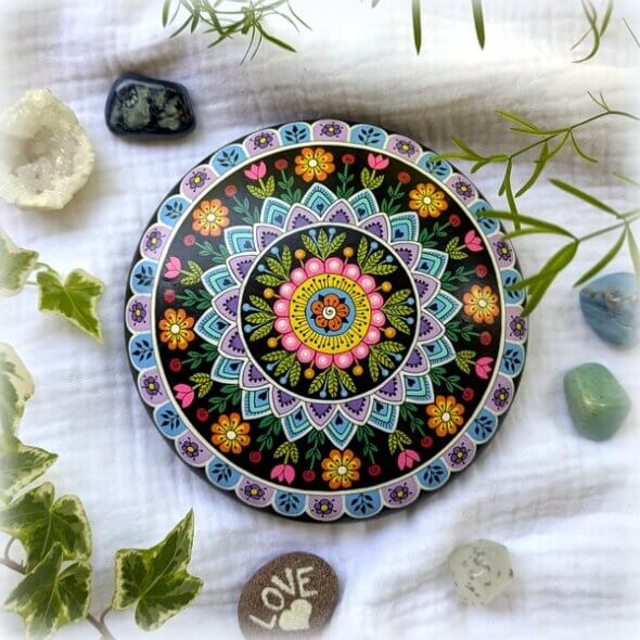 galet peint mandala poudre céramique fond noir