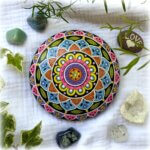 galet peint mandala poudre céramique