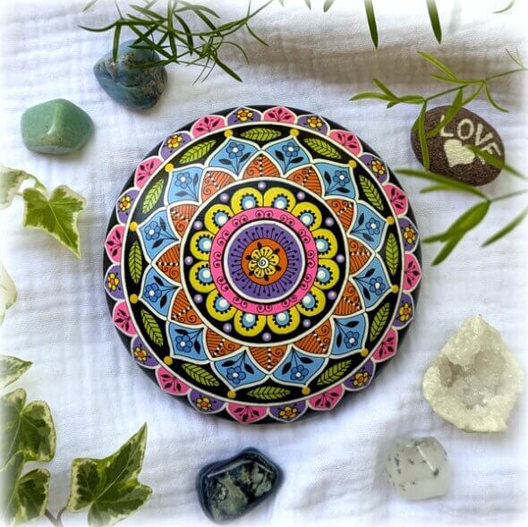 galet peint mandala poudre céramique