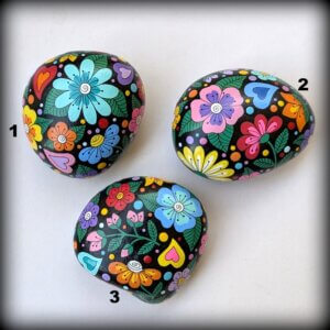 galet peint fleurs fond noir