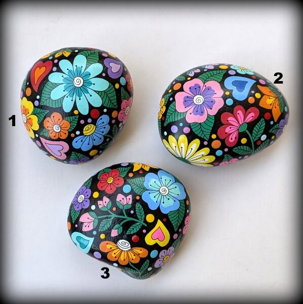 galet peint fleurs fond noir