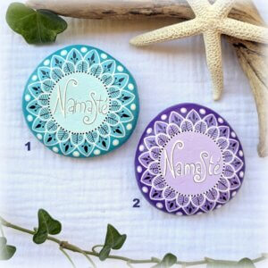 galet peint namasté