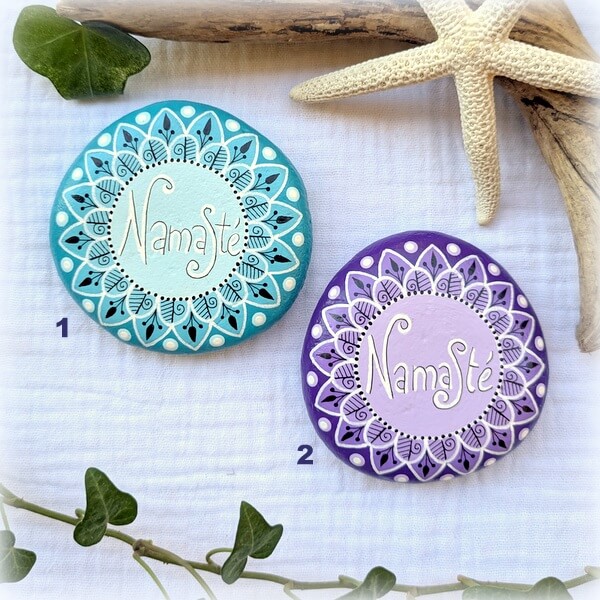 galet peint namasté