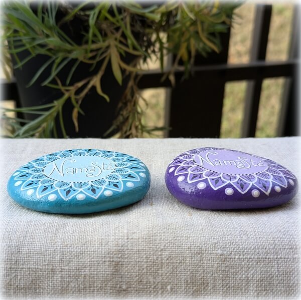 galet peint namasté-2