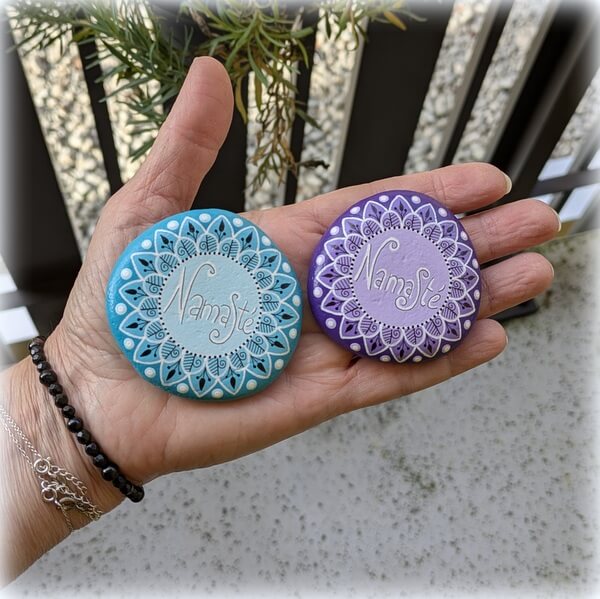 galet peint namasté-3