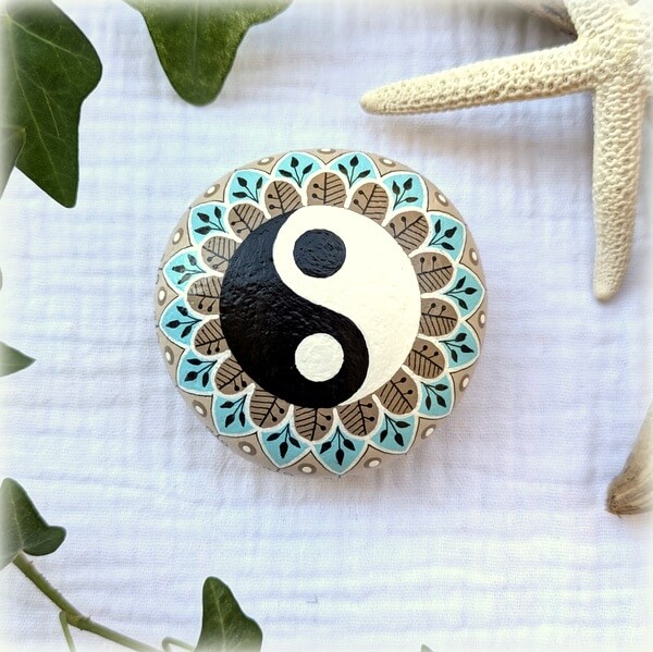 galet peint yin yang