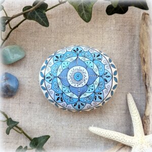galet mandala bleu-blanc
