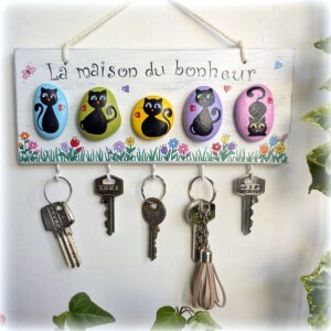 accroche clés bois peint 5 chats galets