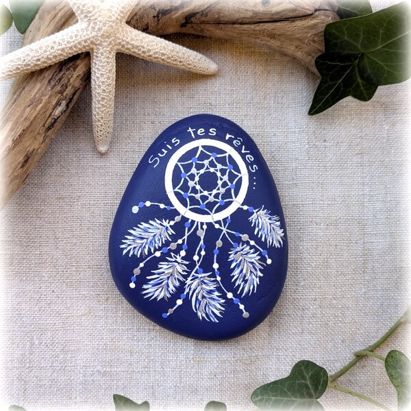 galet peint attrape rêve fond marine