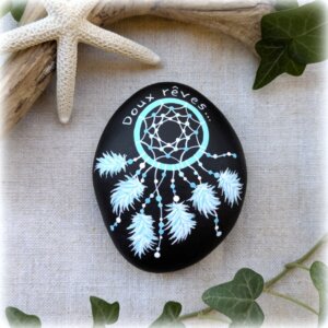 galet peint attrape rêve turquoise fond noir