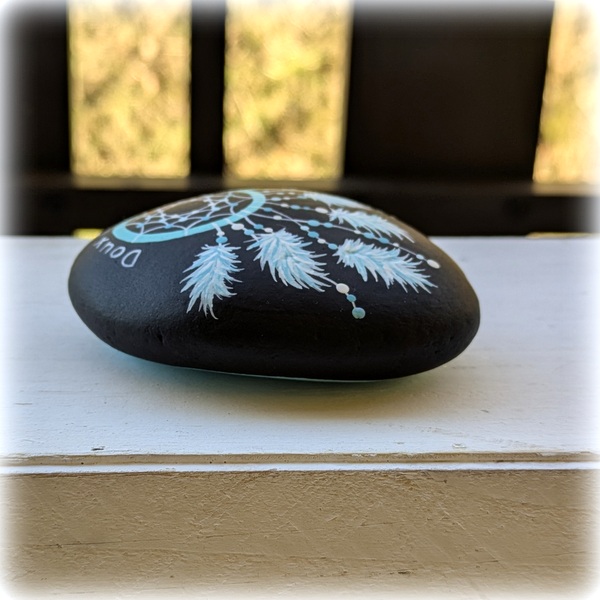 galet peint attrape rêve turquoise fond noir-8x6.5-4