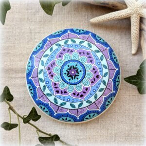 galet peint mandala poudre céramique bleu mauve