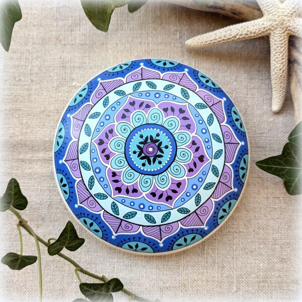 galet peint mandala poudre céramique bleu mauve