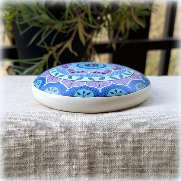 galet peint mandala poudre céramique bleu mauve-10x10-2