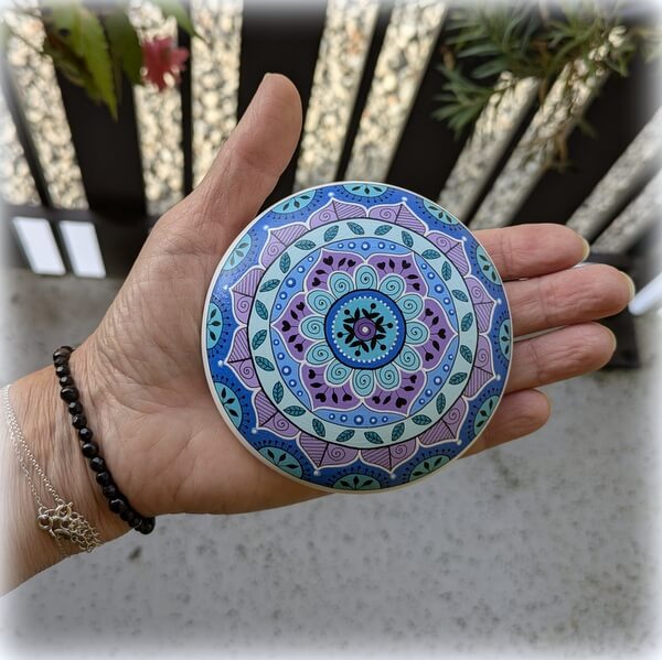 galet peint mandala poudre céramique bleu mauve-10x10-4