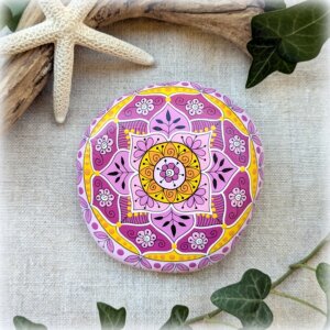 galet peint mandala rose