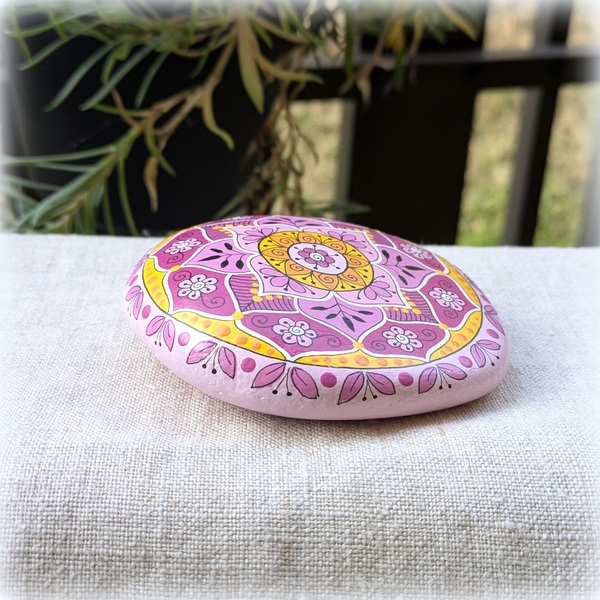 galet peint mandala rose-8x8-3