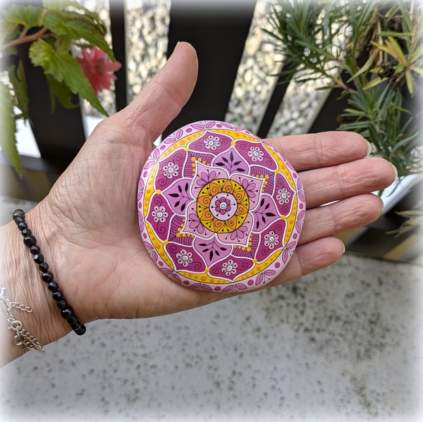 galet peint mandala rose-8x8-4