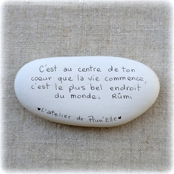 galet peint plume fond blanc-8.5x4.3-2