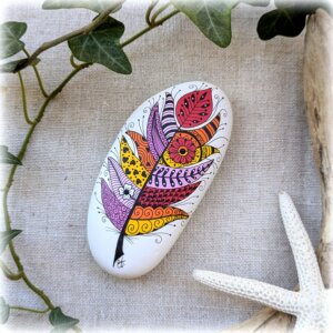 galet peint plume fond blanc-8.5x4.3