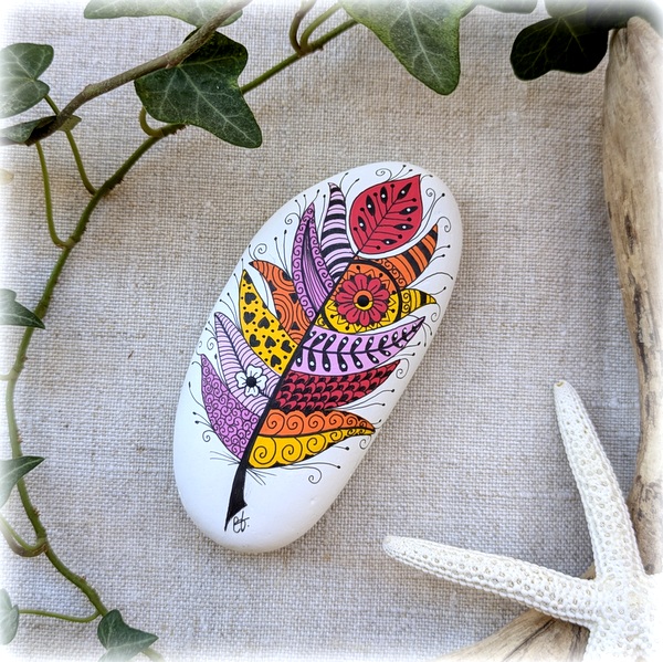 galet peint plume fond blanc-8.5x4.3