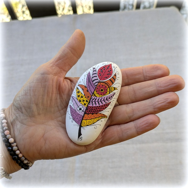 galet peint plume fond blanc-8.5x4.3-3