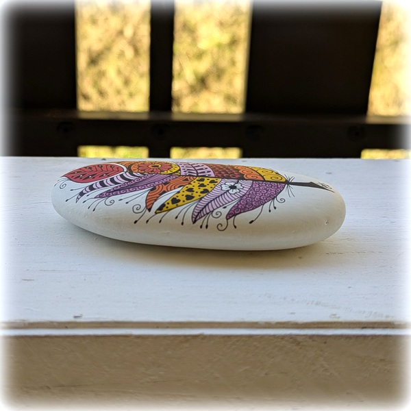 galet peint plume fond blanc-8.5x4.3-4