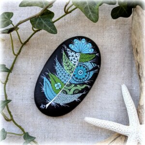 galet peint plume fond noir-8.5x5