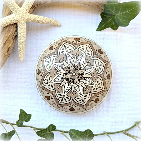 galet peint poudre céramique mandala taupe