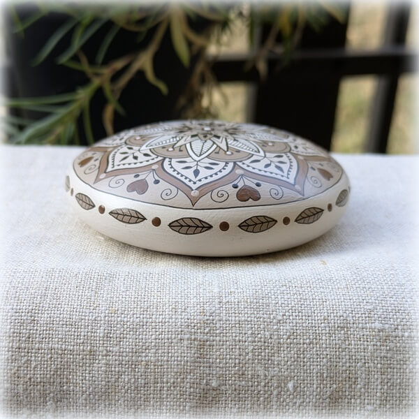 galet peint poudre céramique mandala taupe-8x8-3