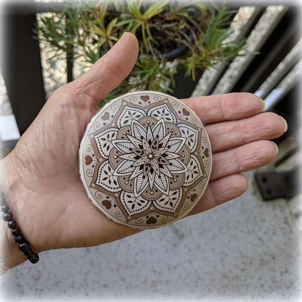 galet peint poudre céramique mandala taupe-8x8-4